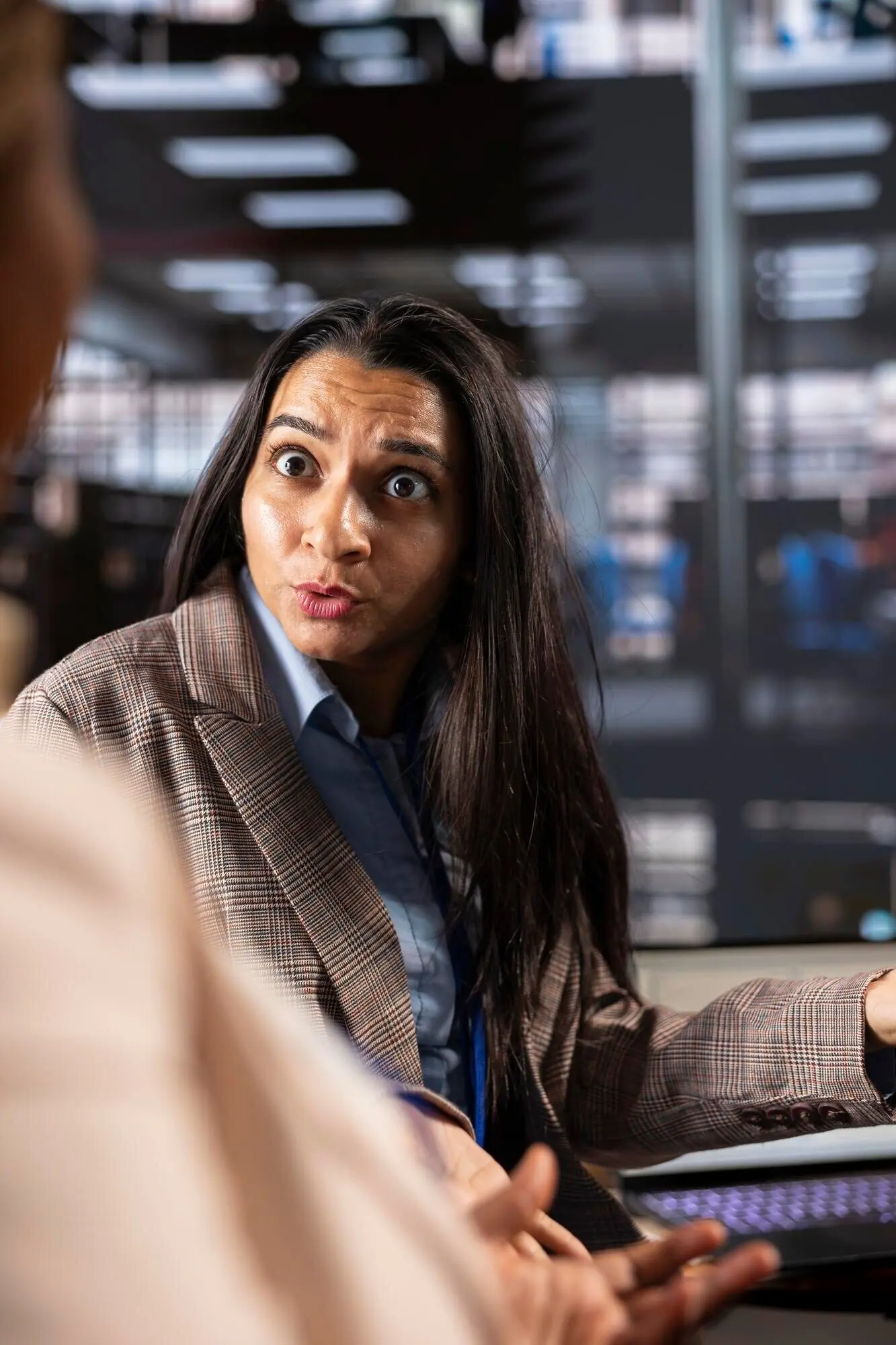 Индийский генеральный директор обсуждает с командой амбициозных женщин выработку стратегии в профессиональном офисе в целях продвижения.