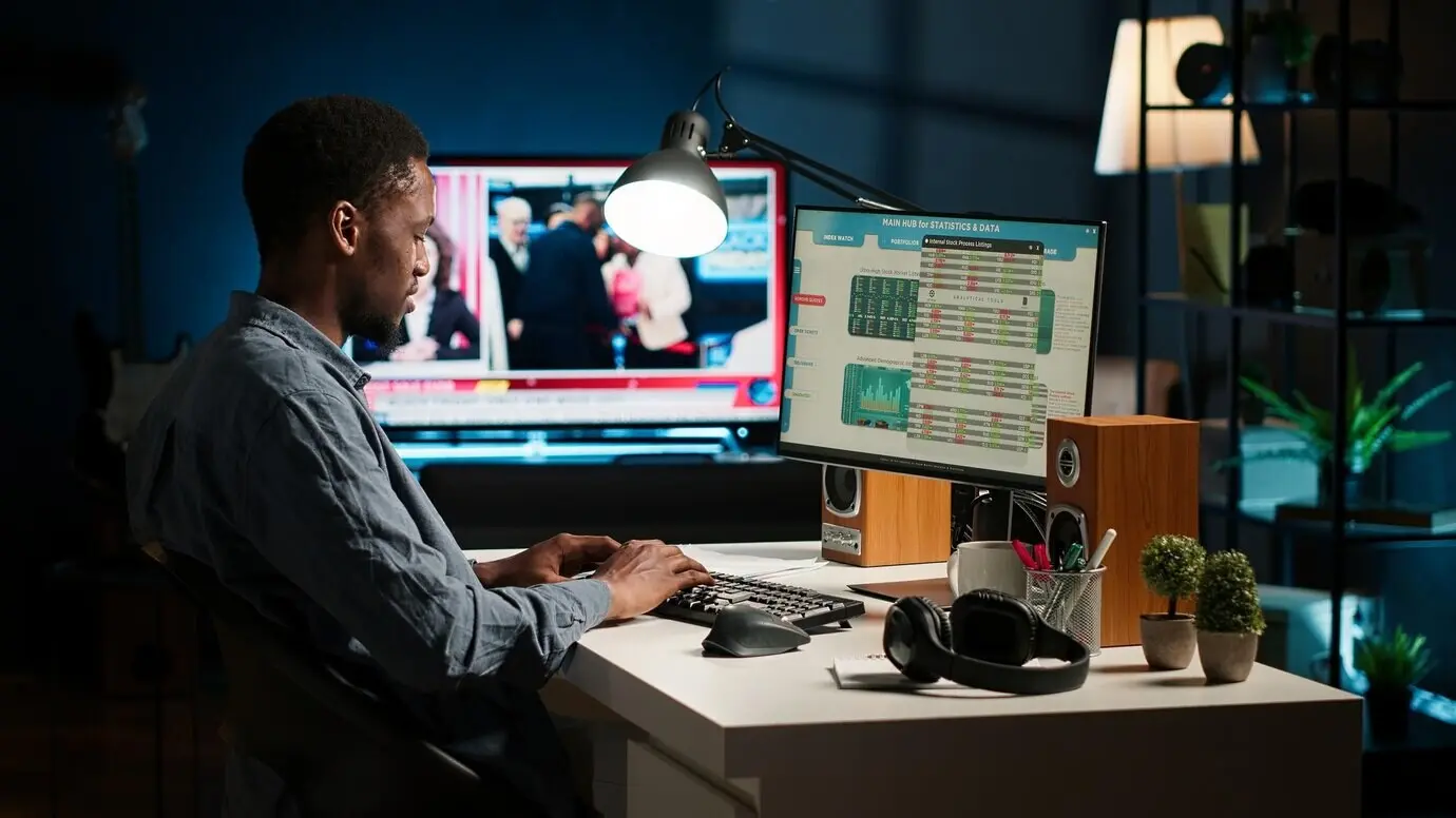 Фрилансер-мужчина оценивает финансовые данные и ищет источники финансирования.