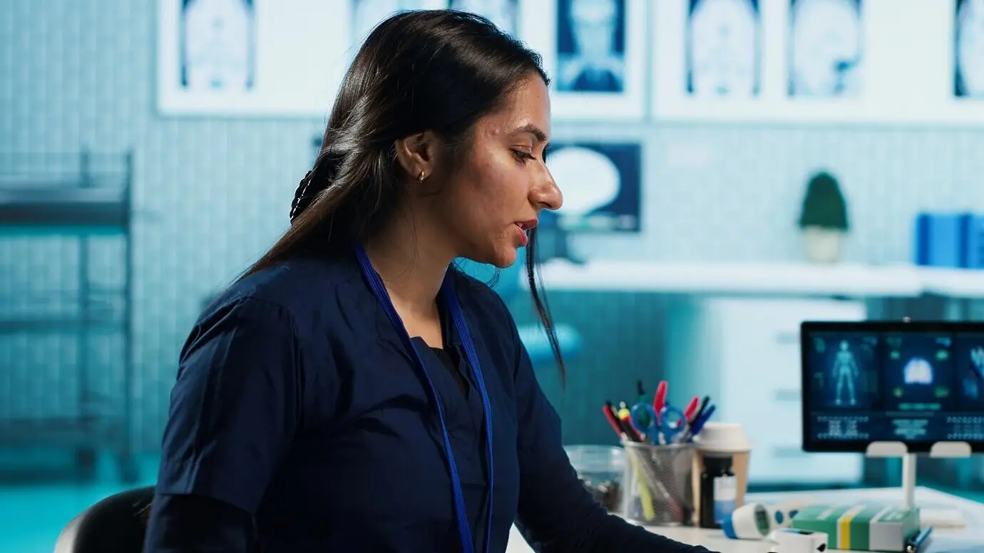 Индийский медицинский специалист делится медицинскими знаниями с пациентом в кабинете.