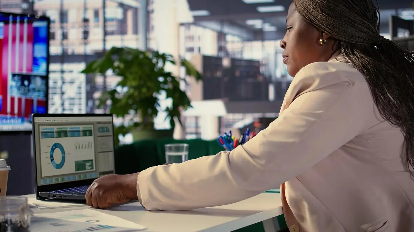 Генеральный директор подписывает трудовые договоры и одобряет запросы сотрудников.