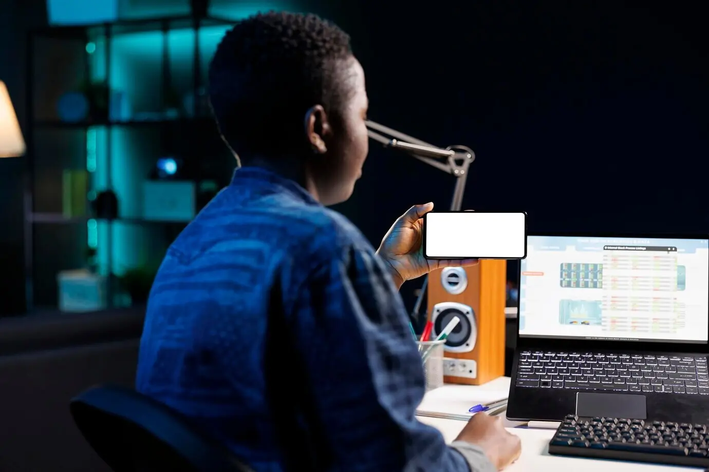 Молодая женщина пользуется ноутбуком дома.